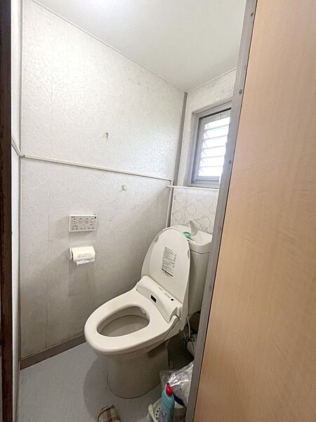 明るく清潔感のあるトイレです。