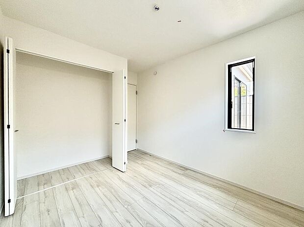 ~Bed Room~ 部屋数が多いのが戸建てのメリットです。ご家族が増えたことで手狭に感じていた住まいも戸建てでは各居室プライバシーを保つことができます。住まいにゆとりが生まれ心もリラックスできます♪