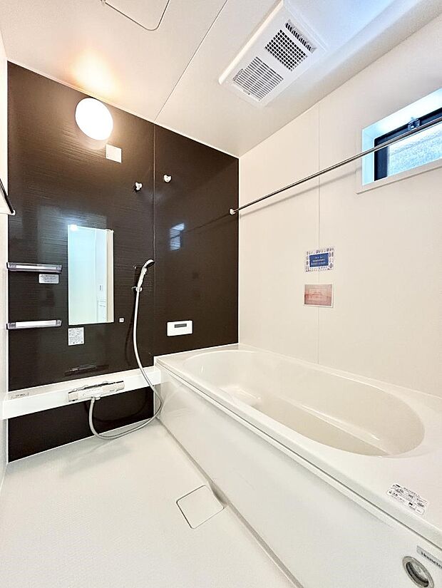 ～Bath Room～　ゆったりと足を伸ばして入浴することが可能！一日の疲れを癒す貴重なバスタイムです。お子様とご一緒でも十分な広さなので、リビングとは違った家族団欒のひと時をお楽しみいただけます。