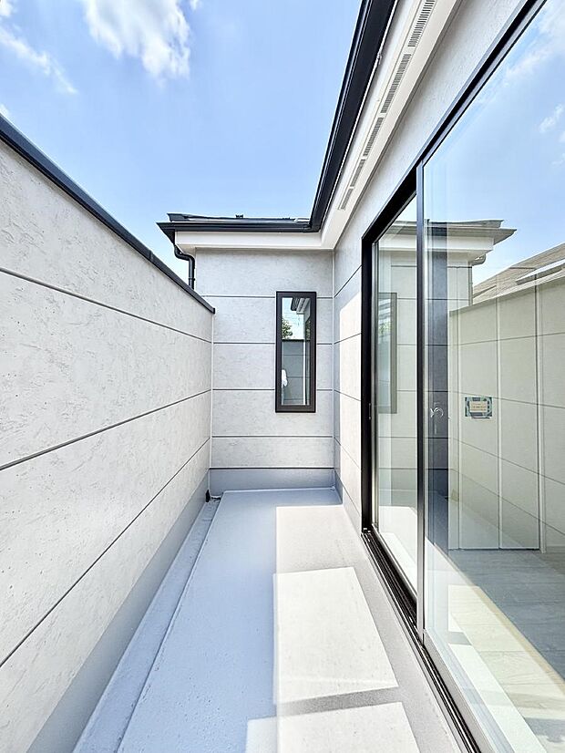 ~Balcony~ バルコニーは温かい陽がさしこみ、お布団や洗濯物を気持ちよく干すことができます。 使いやすく開放的なバルコニーです♪陽ざしがたっぷり降り注ぐ、バルコニー付き住まい。