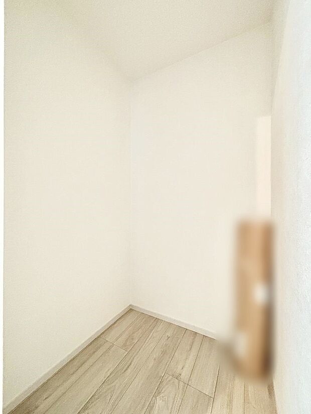 ~Walk-in Closet~ 必要なものやコーディネートを一覧して確認でき、身支度や準備が短時間で済むウォークインクローゼットを設置しました。家の中をすっきりとさせる便利な収納スペースです。