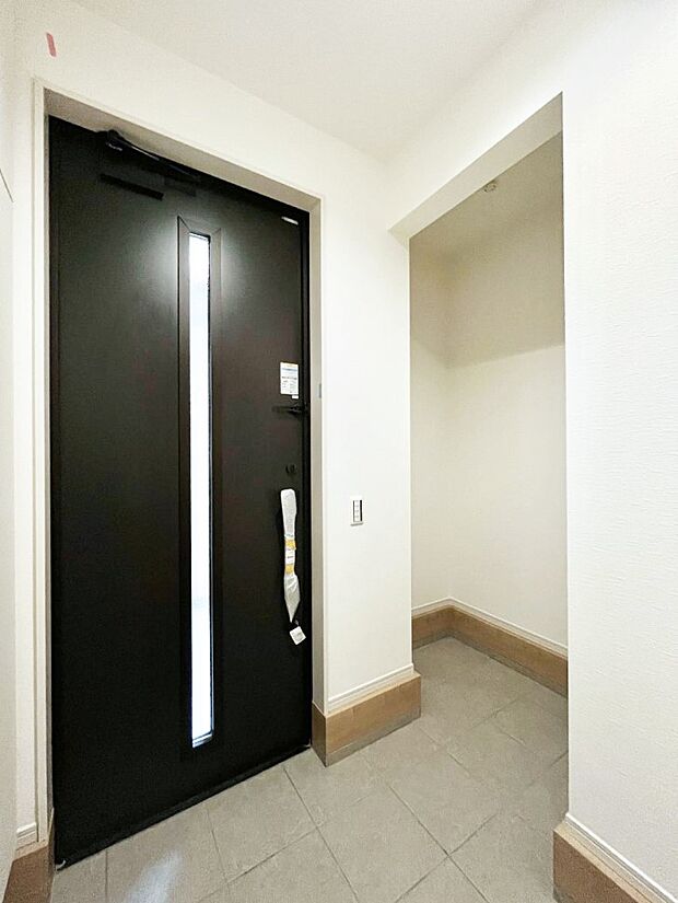 ~Entrance~ 玄関は家の顔といわれますが我が家のセンスをさりげなく感じさせる魅力ある玄関造りも楽しみの一つ。帰宅する度に家族がほっとできる心地よい空間造りも大切ですね♪