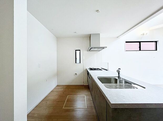 ~Kitchen~ 自然光が入る窓のあるキッチン☆毎日使う場所だからこそ、使い勝手を考慮しました。ゆったりとしたキッチンコーナーは質感豊かな仕上がりとなっております。