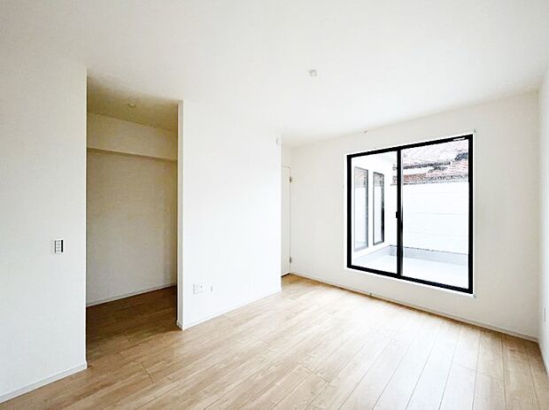 ~Bed Room~ 「今日も一日お疲れ様」とご夫婦でゆったりくつろげる寝室。毎日の家事やお仕事に疲れた日はフカフカのベットで癒されてください。テレビや本棚をおいても快適な広さが自慢♪