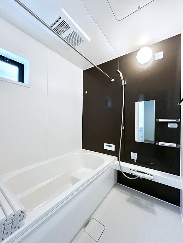 ~Bath Room~ 落ち着いた雰囲気の浴室で明日に向けてリフレッシュ。浴室乾燥機能も付いているので隣の洗濯機置き場で洗い上がった洗濯物を、雨の日も天気を気にせず乾燥させることも可能です。