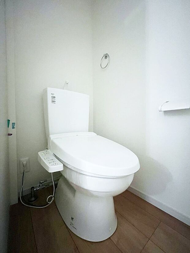 ~Toilet~ 綺麗・スッキリ・快適なウォシュレット付トイレでくつろげる空間です。トイレは毎日使わざるを得ないもの。いつも清潔を保ちたいですね。トイレが2ヶ所あるので朝の混雑時に便利です!