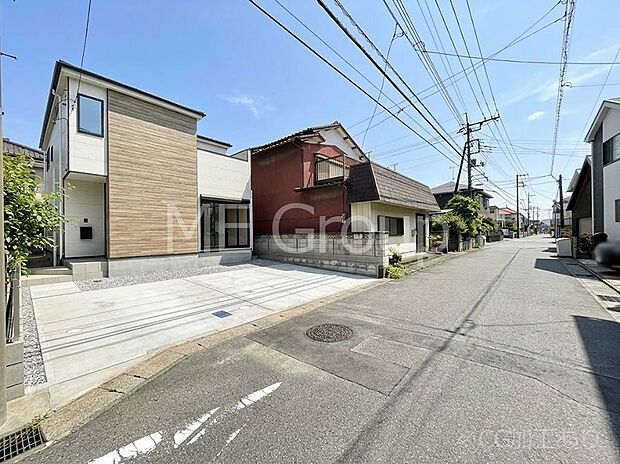 ~Exterior~ 前面道路は閑静な住宅地をはしる車通りの少ない道路。駐車の出し入れもらくらくです!ご不明点・現地見学のご希望は、お気軽にお問い合わせください!