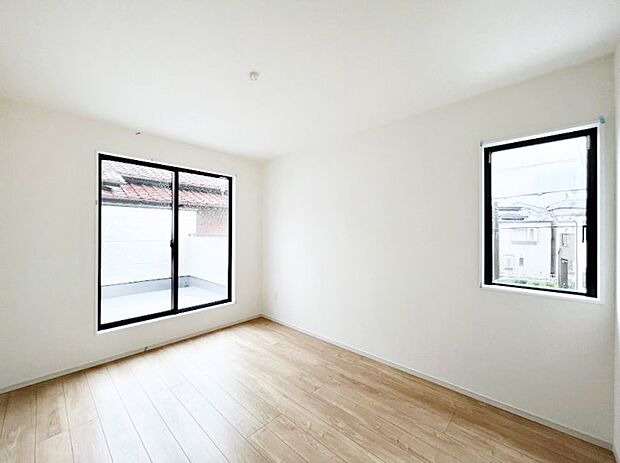 ~Bed Room~ 2面採光を確保した明るい室内は、風通しも良く、大変居心地の良い空間となっております。爽やかな風を感じて起きる朝は、快適生活の始まりに!日当たりや通風がとても良い住まい♪