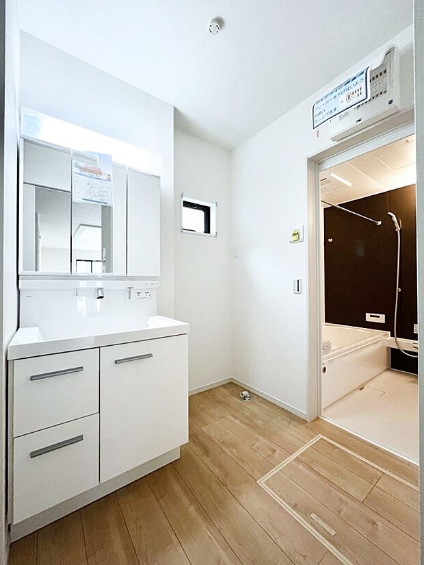 ~Dressing Room~ 暗くなりがちな洗面所も窓があると採光と換気が可能なので気持ちよくお使い頂けます。三面鏡タイプの洗面台は鏡裏収納で散らかりがちな洗面所もスッキリ♪