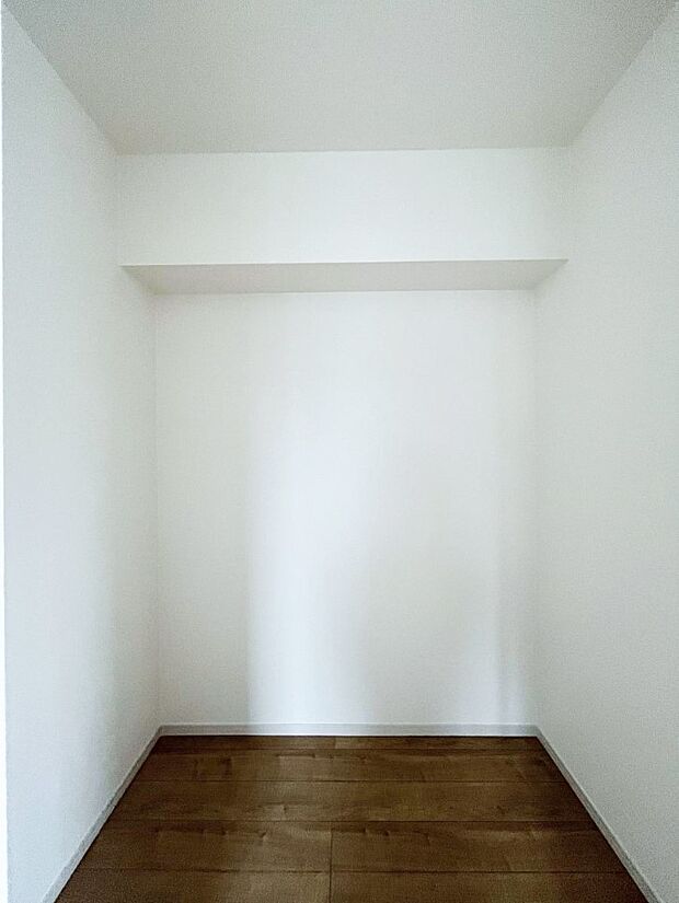 ~Walk-in Closet~ 必要なものやコーディネートを一覧して確認でき、身支度や準備が短時間で済むウォークインクローゼットを設置しました。家の中をすっきりとさせる便利な収納スペースです。