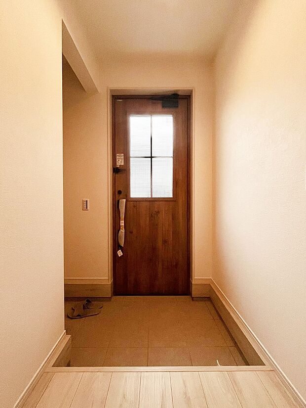 ~Entrance~ 玄関は家の顔といわれますが我が家のセンスをさりげなく感じさせる魅力ある玄関造りも楽しみの一つ。帰宅する度に家族がほっとできる心地よい空間造りも大切ですね♪