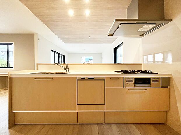 ~Kitchen~ 会話が弾むリビング、料理が愉しくなるキッチン。家は、ただ生活する場ではなく、暮らしを愉しく、快適にする場所。笑顔の毎日、安らぎの日々のために、最新の設備・仕様を採用。