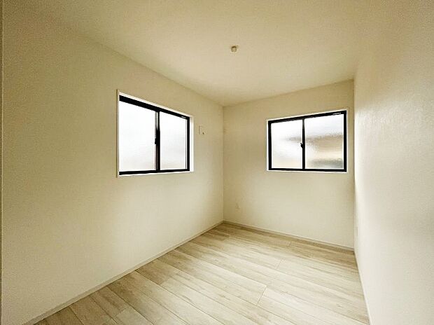 ~Bed Room~ 2面採光を確保した明るい室内は、風通しも良く、大変居心地の良い空間となっております。爽やかな風を感じて起きる朝は、快適生活の始まりに!日当たりや通風がとても良い住まい♪
