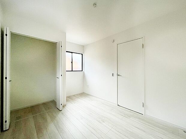 ~Bed Room~ 子供部屋はお子様にとって大変重な役割があります。子供一人で過ごす空間を与えることで、宿題や勉強時間も自然と増えまた自ら部屋の片付けや掃除なども促すことに繋がります。