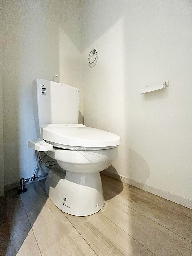 ~Toilet~ 綺麗・スッキリ・快適なウォシュレット付トイレでくつろげる空間です。トイレは毎日使わざるを得ないもの。いつも清潔を保ちたいですね。トイレが2ヶ所あるので朝の混雑時に便利です!