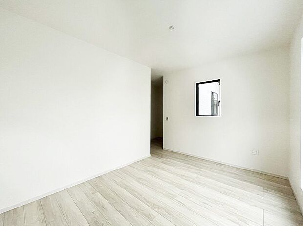 ~Bed Room~ 「今日も一日お疲れ様」とご夫婦でゆったりくつろげる寝室。 毎日の家事やお仕事に疲れた日はフカフカのベットで癒されてください。テレビや本棚をおいても快適な広さが自慢♪