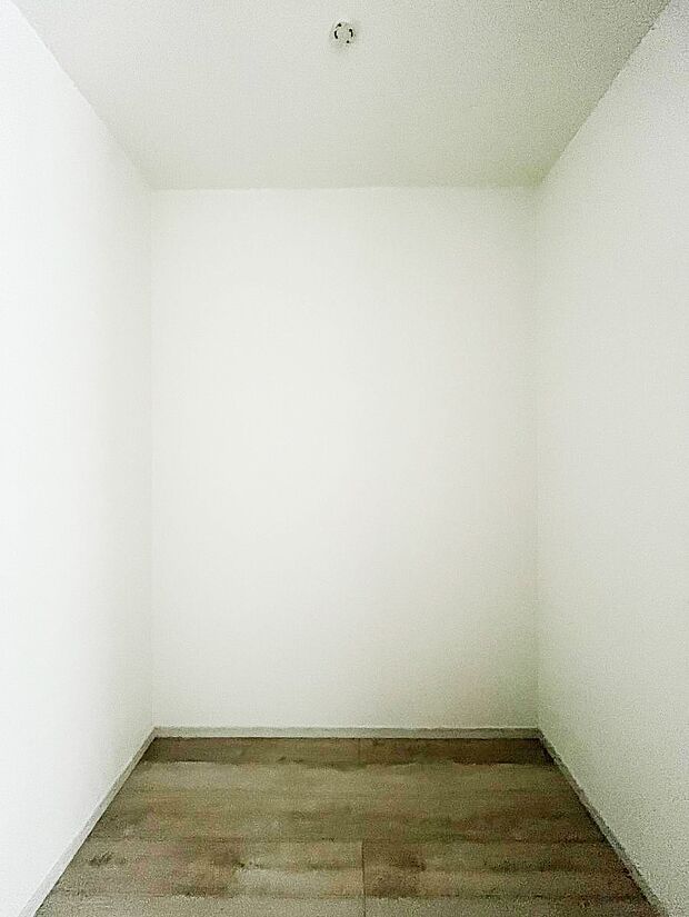 ~Walk-in Closet~ 必要なものやコーディネートを一覧して確認でき、身支度や準備が短時間で済むウォークインクローゼットを設置しました。家の中をすっきりとさせる便利な収納スペースです。
