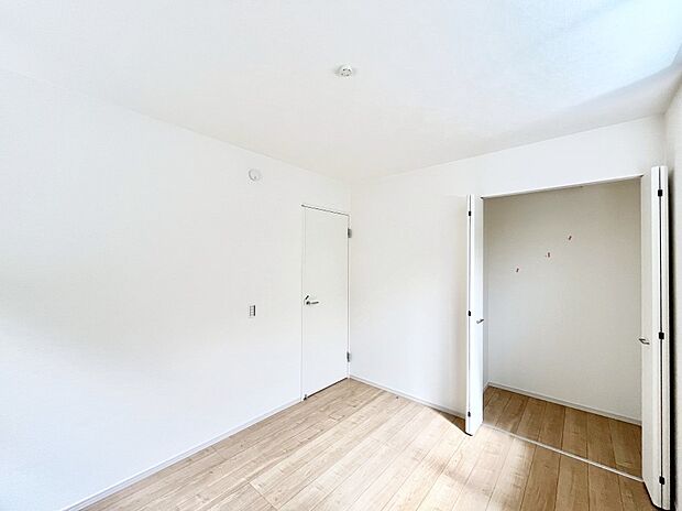 ◆1号棟◆～Bed Room～  居室には収納クローゼットを完備！普段使いのお洋服や小物はもちろん、季節物のお洋服などもしっかりと整理整頓おしまい頂けます。  居室空間を広く使用できますね。