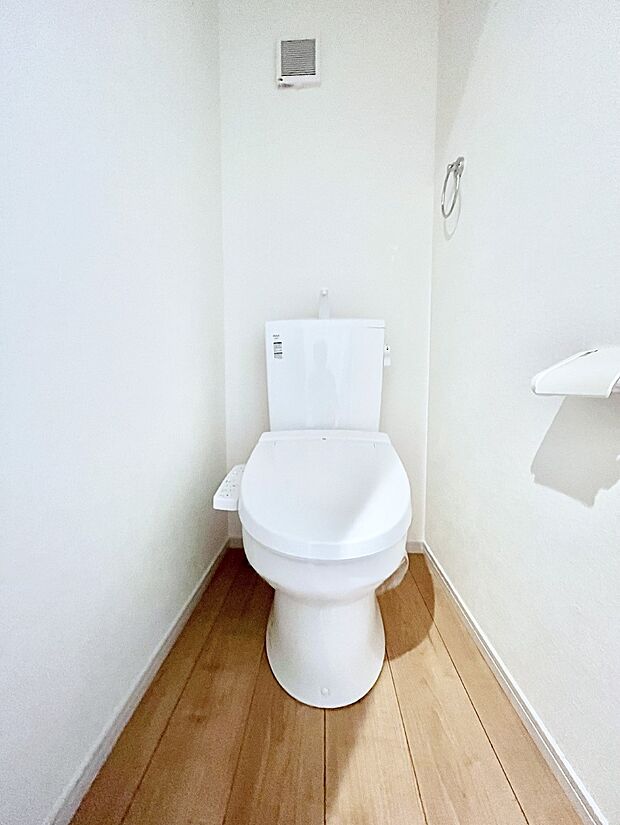 ◆1号棟◆～Toilet～　綺麗・スッキリ・快適なウォシュレット付トイレでくつろげる空間です。トイレは毎日使わざるを得ないもの。いつも清潔を保ちたいですね。トイレが2ヶ所あるので朝の混雑時に便利です！
