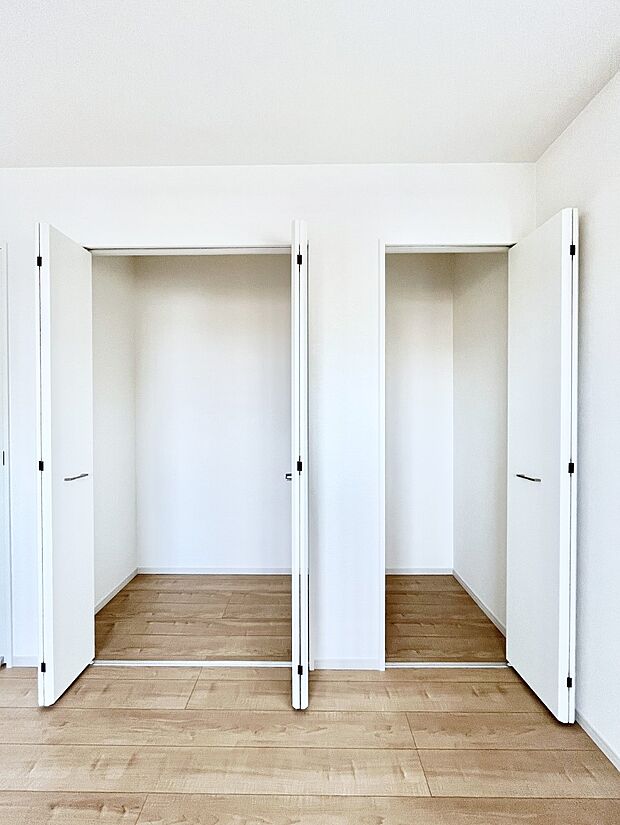 ◆1号棟◆~Closet~ 壁面クローゼットがあればタンスを置く必要がなく出っ張りのないスッキリ空間を維持できます。限られたスペースを有効に活用できそう。季節の衣類や趣味の品などたっぷり収納出来ますね