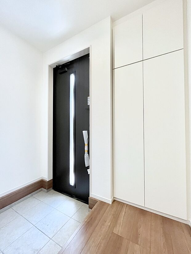 ◆2号棟◆~Entrance~ 家の中でお客様を迎える最初の場所である玄関は、家の印象そのものです!豊富な玄関収納で、常に綺麗に保つことが出来ます♪玄関にはたっぷり収納の下駄箱を完備!