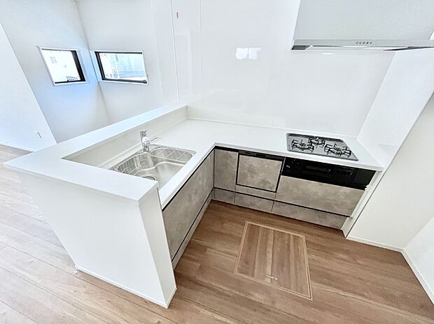 ◆2号棟◆~Kitchen~ 会話が弾むリビング、料理が愉しくなるキッチン。家は、ただ生活する場ではなく、暮らしを愉しく、快適にする場所。笑顔の毎日、安らぎの日々のために、最新の設備・仕様を採用。