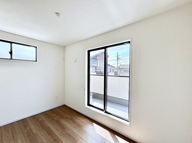 ◆2号棟◆~Bed Room~ 木の温もりがやさしいフローリングは安らぎをもたらすプライベート空間。明るめのフローリングですので、壁紙ともマッチし、お部屋を更に広く見せてくれる効果も。