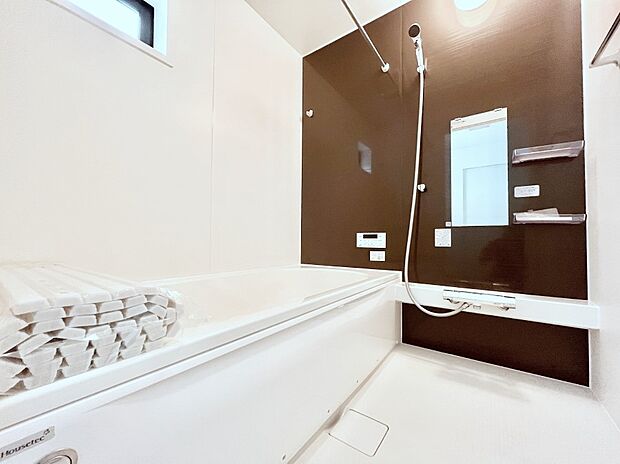 ◆2号棟◆~Bath Room~ 落ち着いた雰囲気の浴室で明日に向けてリフレッシュ。浴室乾燥機能も付いているので隣の洗濯機置き場で洗い上がった洗濯物を、雨の日も天気を気にせず乾燥させることも可能です。