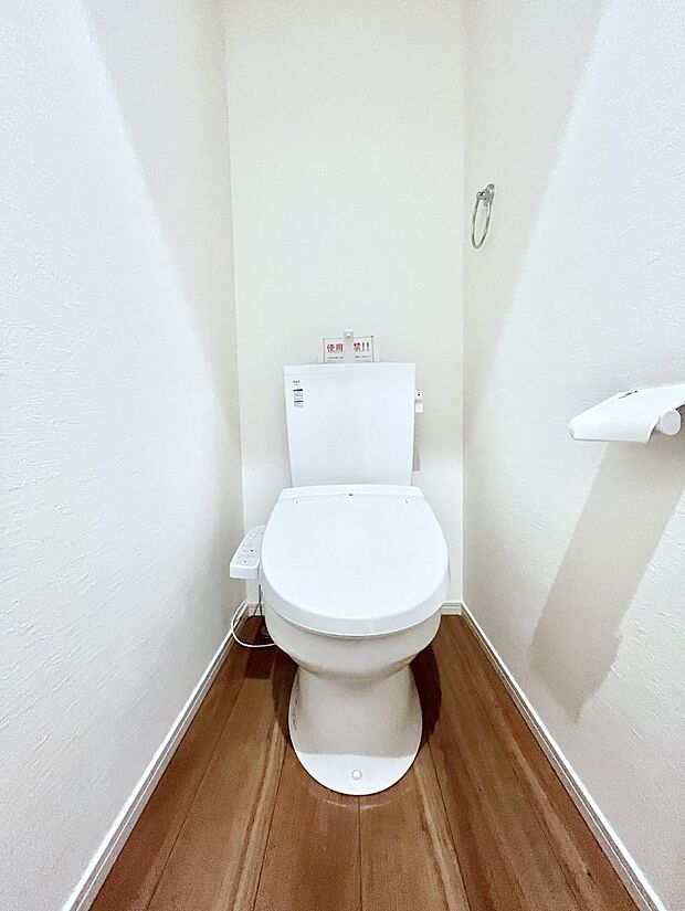 ◆2号棟◆~Toilet~ 綺麗・スッキリ・快適なウォシュレット付トイレでくつろげる空間です。トイレは毎日使わざるを得ないもの。いつも清潔を保ちたいですね。トイレが2ヶ所あるので朝の混雑時に便利です!