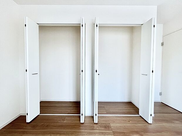 ◆2号棟◆~Closet~ 壁面クローゼットがあればタンスを置く必要がなく出っ張りのないスッキリ空間を維持できます。限られたスペースを有効に活用できそう。季節の衣類や趣味の品などたっぷり収納出来ますね