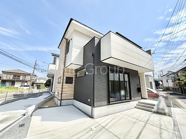 ◆2号棟◆~Exterior~ 堂々たる趣ながら、主張し過ぎずどこか余裕を感じさせるシャープなフォルムで佇む邸宅は、晴天の空と照らし合わせる事で、本来あるべき完成形の姿を見せてくれます。