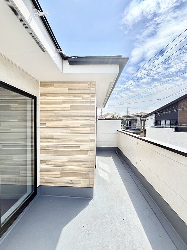 ◆2号棟◆~Balcony~ バルコニーは温かい陽がさしこみ、お布団や洗濯物を気持ちよく干すことができます。 使いやすく開放的なバルコニーです♪陽ざしがたっぷり降り注ぐ、バルコニー付き住まい。