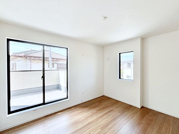 ◆2号棟◆~Bed Room~ バルコニーからの採光で朝もスッキリ目が覚めそうですね!穏やかな光が差し込む室内には、穏やかな時間が流れます。休日には、落ち着いた空間で自分の趣味を楽しむのはいかがですか