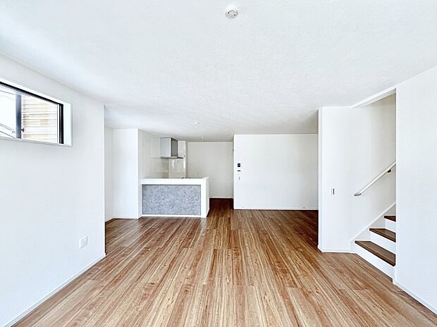 ◆2号棟◆~Living~ 家族の一体感を感じられる広々としたスペース。家族と過ごす時間を大切にする方にピッタリのゆとりの住空間です。お子様が走り回っても安心して見守れます。