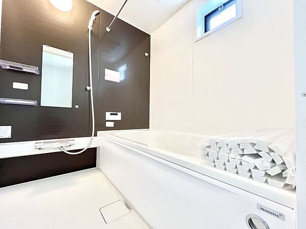 ～Bath Room～　ゆったりと足を伸ばして入浴することが可能！一日の疲れを癒す貴重なバスタイムです。お子様とご一緒でも十分な広さなので、リビングとは違った家族団欒のひと時をお楽しみいただけます。
