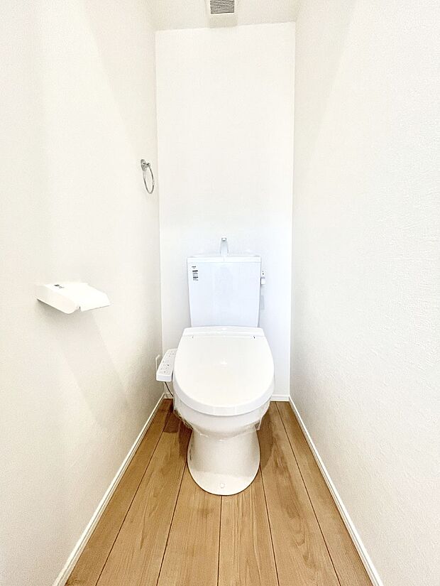 ～Toilet～　綺麗・スッキリ・快適なウォシュレット付トイレでくつろげる空間です。トイレは毎日使わざるを得ないもの。いつも清潔を保ちたいですね。トイレが2ヶ所あるので朝の混雑時に便利です！