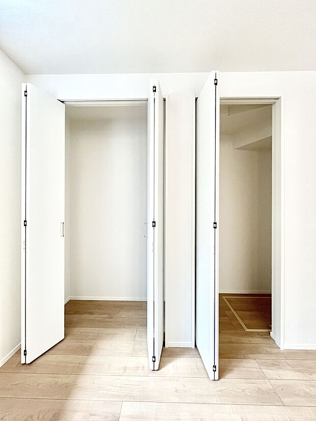～Closet～　壁面クローゼットがあればタンスを置く必要がなく、出っ張りのないスッキリ空間を維持できます。限られたスペースを有効に活用できそう。季節の衣類や趣味の品などたっぷり収納出来ますね♪