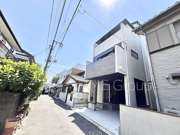 ~Exterior~ 前面道路:北西 4m 私道 前面道路は閑静な住宅地をはしる車通りの少ない道路。駐車の出し入れもらくらくです!ご不明点・現地見学のご希望は、お気軽にお問い合わせください!