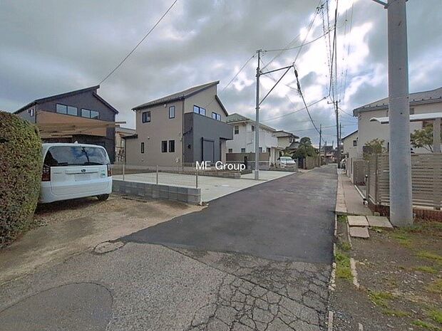 ～Exterior～　前面道路：南西 4m 私道　前面道路は閑静な住宅地をはしる車通りの少ない道路。駐車の出し入れもらくらくです！ご不明点・現地見学のご希望は、お気軽にお問い合わせください！