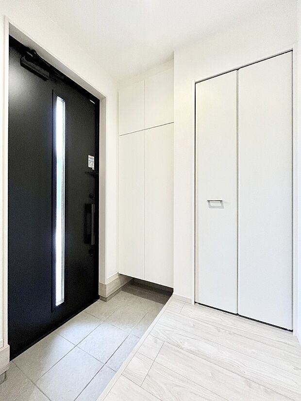 ◆2号棟◆～Entrance～　家の中でお客様を迎える最初の場所である玄関は、家の印象そのものです！豊富な玄関収納で、常に綺麗に保つことが出来ます♪玄関にはたっぷり収納の下駄箱を完備！