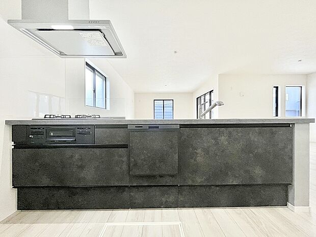 ◆2号棟◆～Kitchen～　会話が弾むリビング、料理が愉しくなるキッチン。家は、ただ生活する場ではなく、暮らしを愉しく、快適にする場所。笑顔の毎日、安らぎの日々のために、最新の設備・仕様を採用。