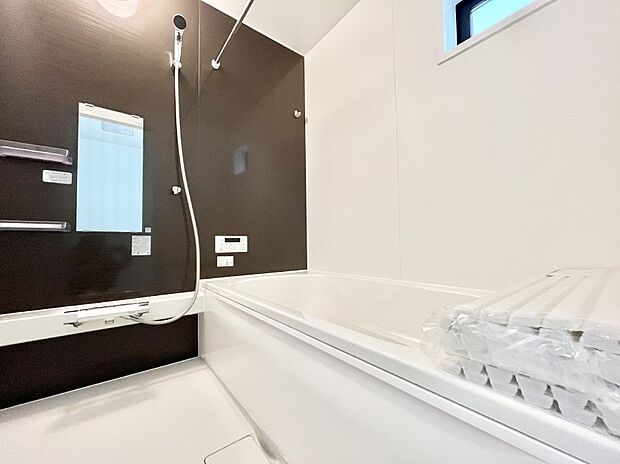 ◆2号棟◆～Bath Room～　足を伸ばして入浴することが可能！一日の疲れを癒す貴重なバスタイムです。お子様とご一緒でも十分な広さなので、リビングとは違った家族団欒のひと時をお楽しみいただけます。