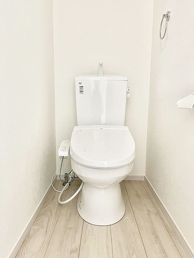 ◆2号棟◆～Toilet～　清潔感のある水回り♪トイレはウォシュレット付きです◎トイレは毎日使わざるを得ないもの。いつも清潔を保ちたいですね。トイレが2ヶ所あるので朝の混雑時に便利です！