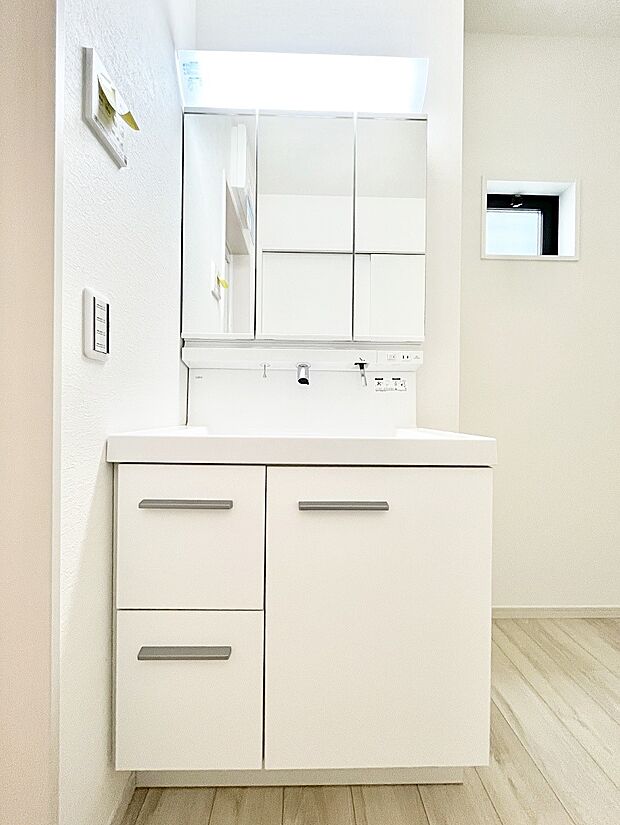 ◆2号棟◆～Dressing Room～　暗くなりがちな洗面所も窓があると採光と換気が可能なので気持ちよくお使い頂けます。三面鏡タイプの洗面台は鏡裏収納で散らかりがちな洗面所もスッキリ♪