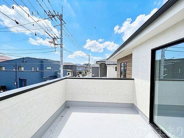 ◆2号棟◆～Balcony～  バルコニーは温かい陽がさしこみ、お布団や洗濯物を気持ちよく干すことができます。使いやすく開放的なバルコニーです♪陽ざしがたっぷり降り注ぐ、バルコニー付き住まい。  