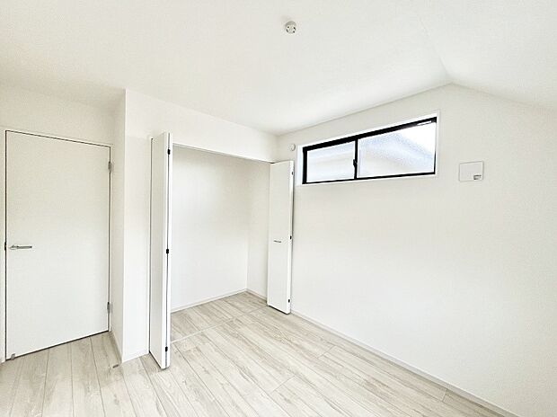 ◆2号棟◆～Bed Room～  居室には収納クローゼットを完備！普段使いのお洋服や小物はもちろん、季節物のお洋服などもしっかりと整理整頓おしまい頂けます。  居室空間を広く使用できますね。