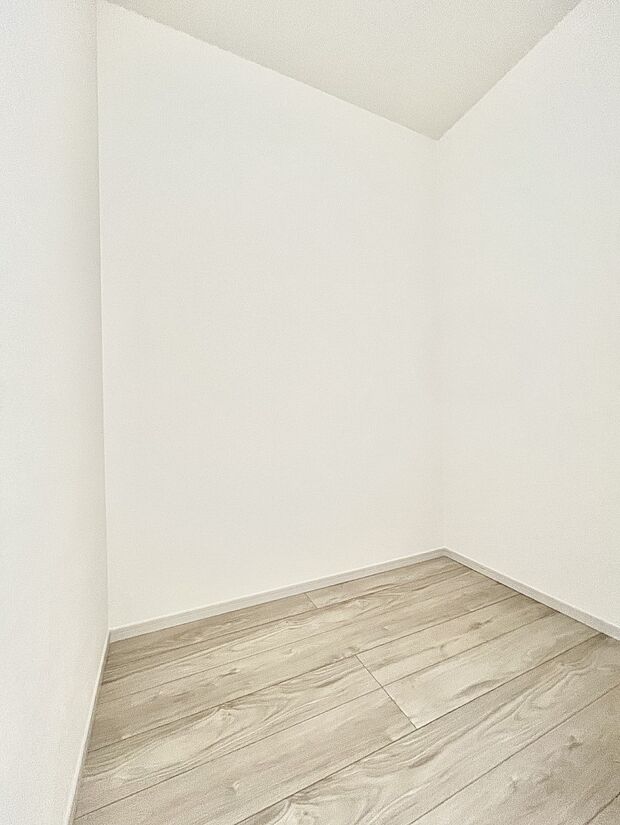 ◆2号棟◆～Walk-in Closet～　たくさんの洋服をかけてもシワになりにくいウォークインクローゼット。洋服以外にも、普段使わない家電やスーツケース、ストック品など何でも片付く嬉しい空間です。