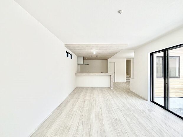 ◆2号棟◆~Living~ 飽きの来ないシンプルでおしゃれなLDK。大きな窓から日差しが差し込むので室内も明るく、家族の憩いの場としてピッタリです。開放感と日当たりの良さを是非ご覧ください!