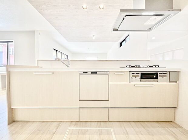 ◆2号棟◆~Kitchen~ 会話が弾むリビング、料理が愉しくなるキッチン。家は、ただ生活する場ではなく、暮らしを愉しく、快適にする場所。笑顔の毎日、安らぎの日々のために、最新の設備・仕様を採用。