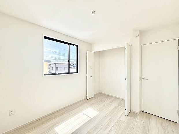 ◆2号棟◆~Bed Room~ 全居室には収納クローゼットを完備!普段使いのお洋服や小物はもちろん、季節物のお洋服などもしっかりと整理整頓おしまい頂けます。 居室空間を広く使用できますね。